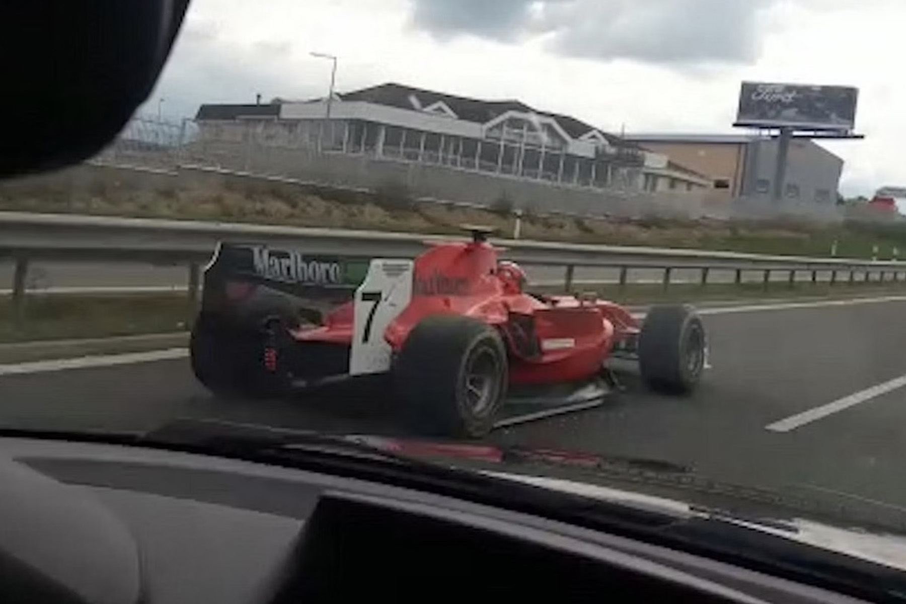 Arrestado el “Pseudo-Schumi” Tras Años Conduciendo un Coche Falso de F1 en Autopistas Checas