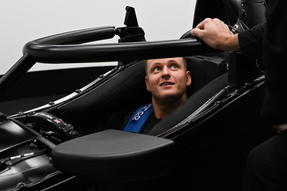 Mick Schumacher prueba un IndyCar a pesar de las advertencias de seguridad de su padre Michael