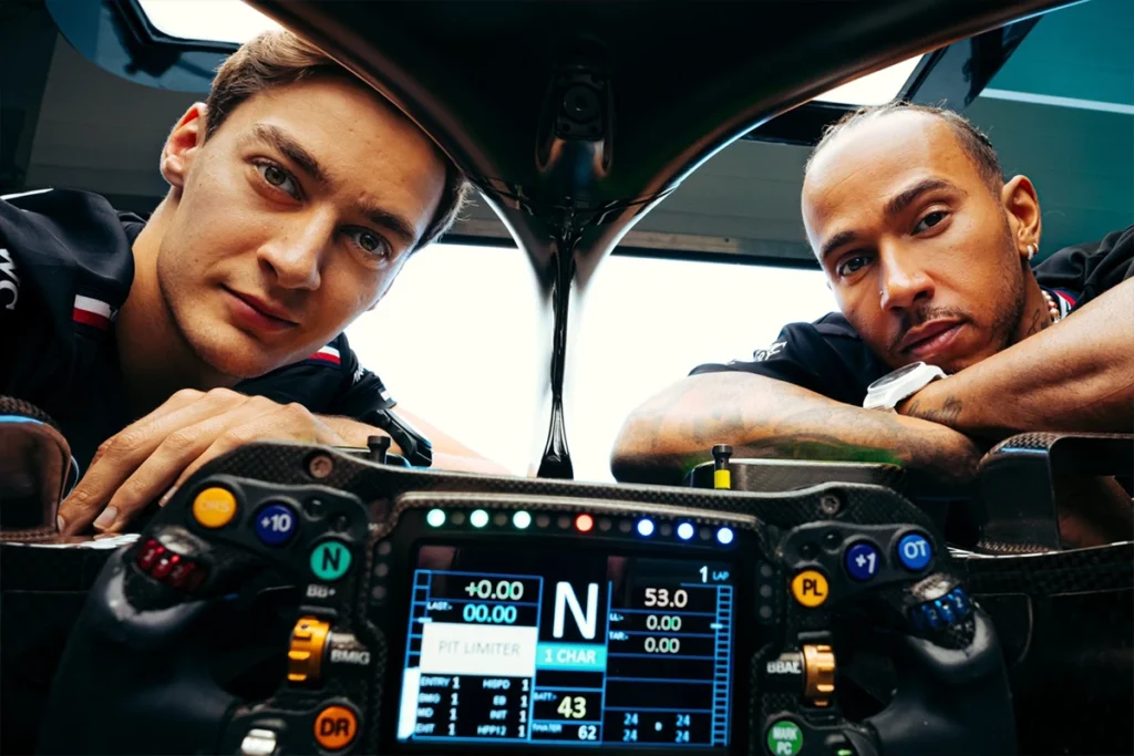 George Russell und Lewis Hamilton, Credit: Mercedes